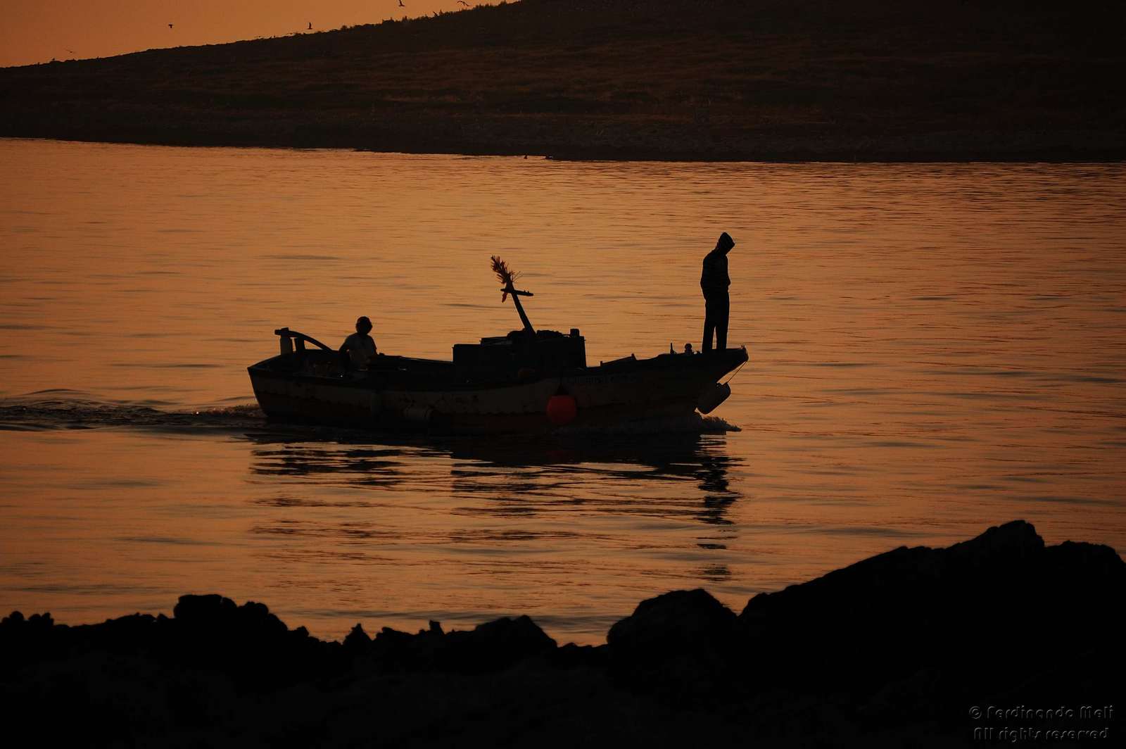 Barca da pesca al tramonto